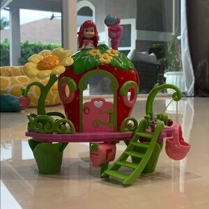 Strawberry shortcake berry bitty clubhouse